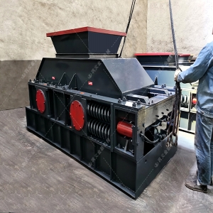 1000x700中型半自動(dòng)液壓對輥破碎機(jī)發(fā)貨圖片