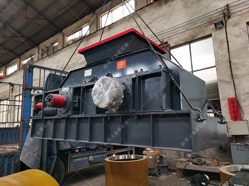 大型半自動液壓對輥制砂機發貨 發往廣西