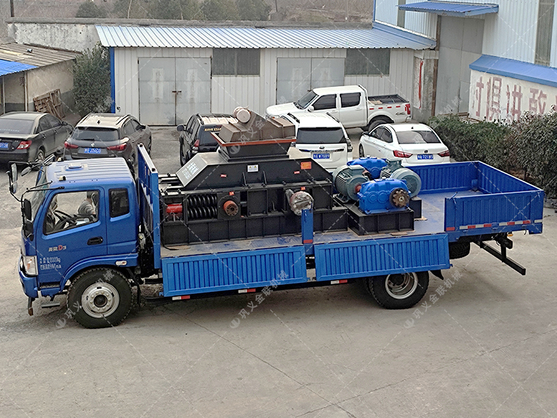 單臺大型對輥破碎機發貨 發往內蒙古