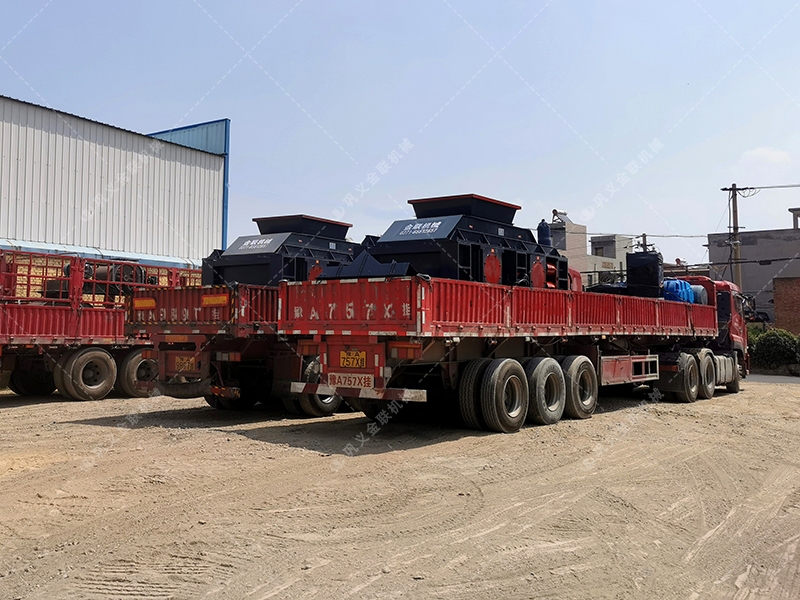 兩臺2PG1510液壓對輥破碎機發往湖北襄陽