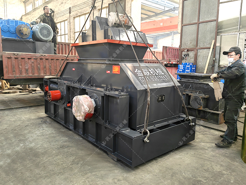 1200x800大型對輥破碎制砂機發往河南洛陽