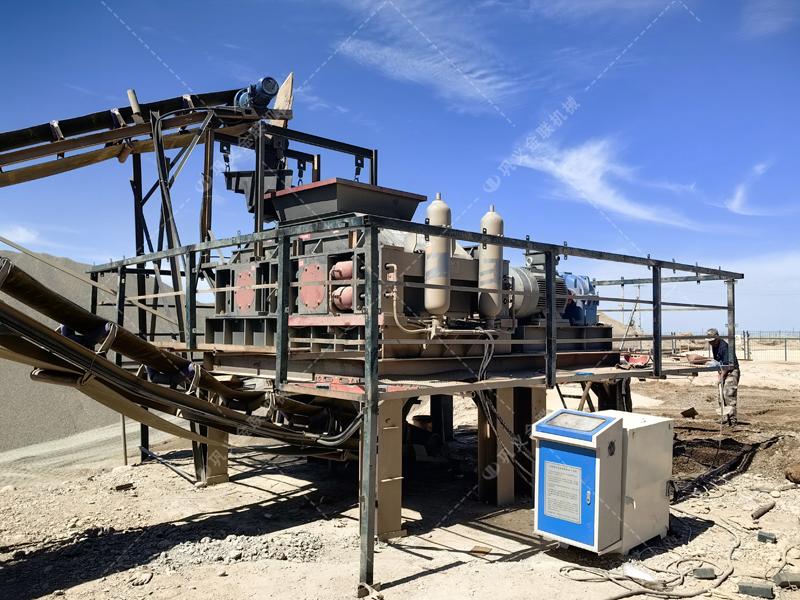 在挑選白云石對輥破碎機生產廠家時,該考慮哪些因素呢? 在挑選白云石對輥破碎機生產廠家時,該考慮哪些因素呢?